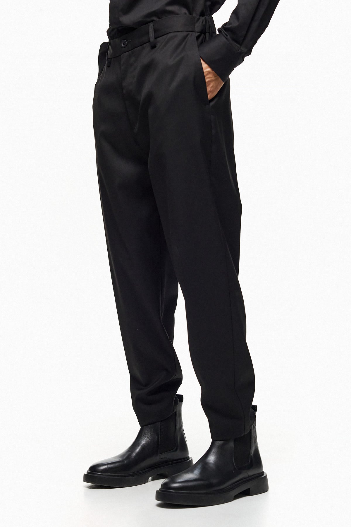 KUROHA Carrot Slim Trousers - Black