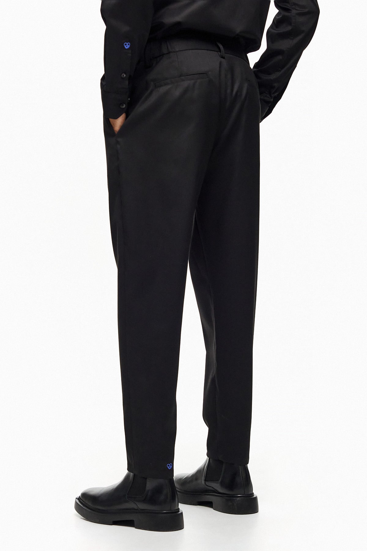 KUROHA Carrot Slim Trousers - Black