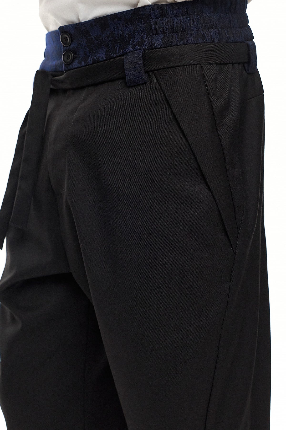 NAGOMI Relaxed Pleated Trousers – Black